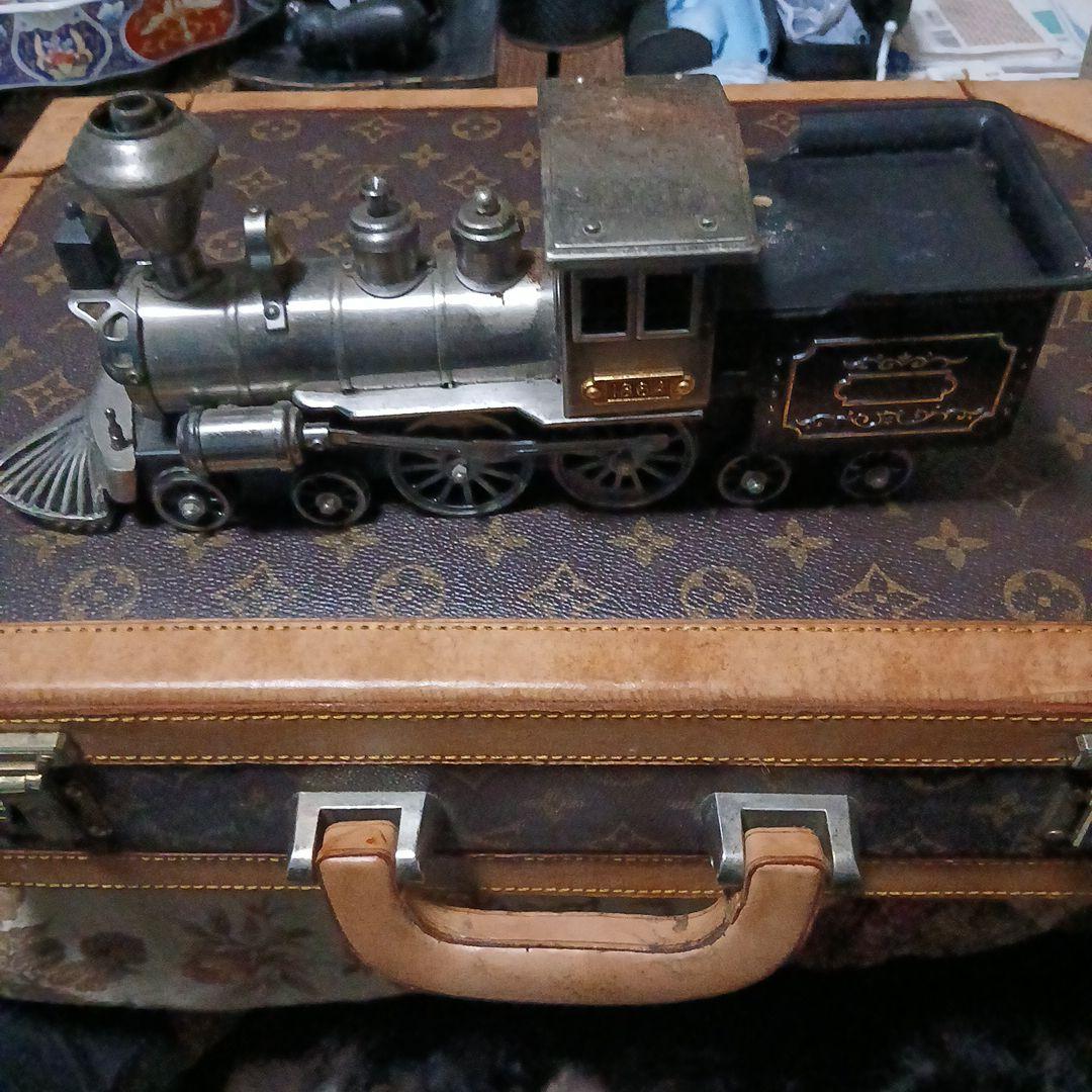 1864年製金属蒸気機関車