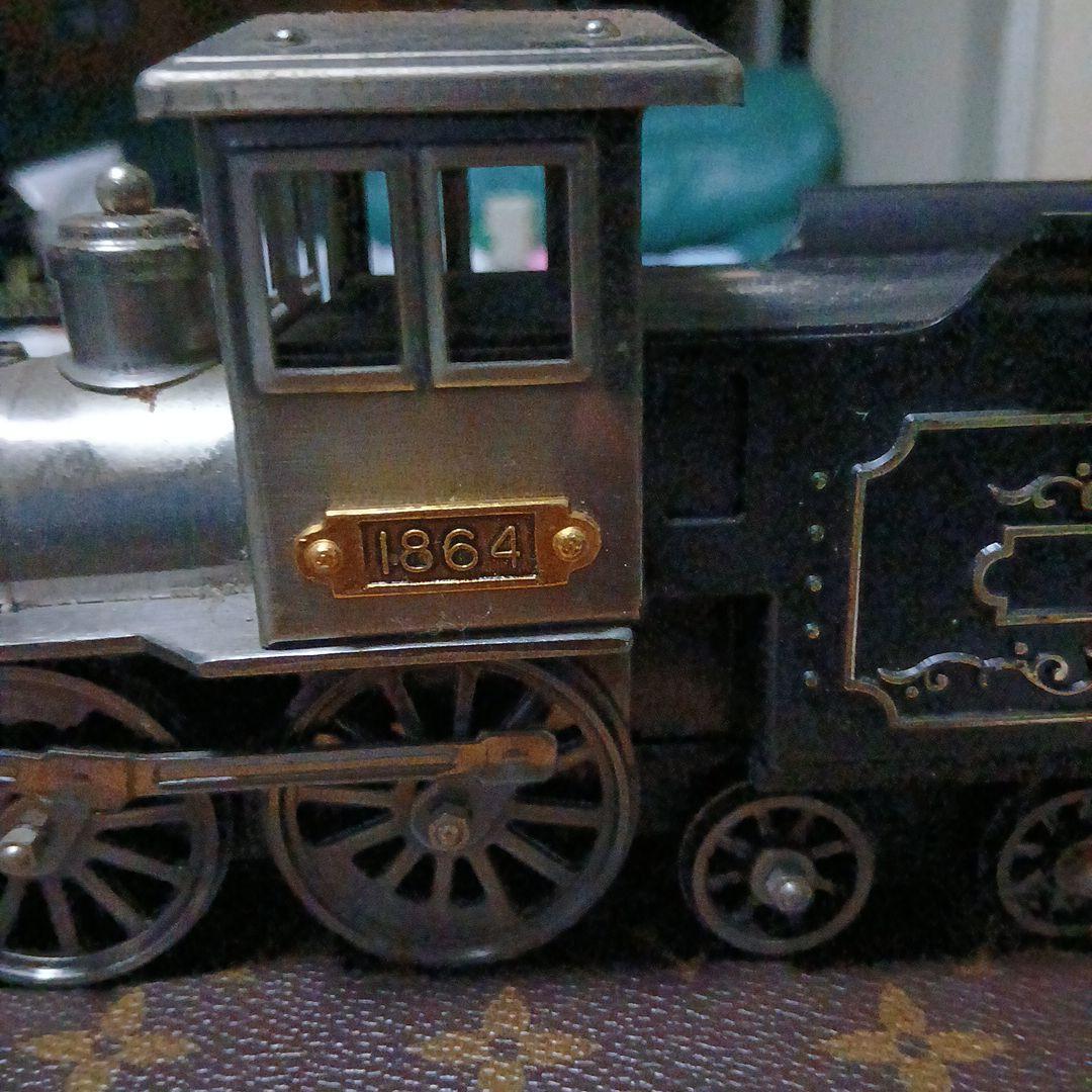 1864年製金属蒸気機関車
