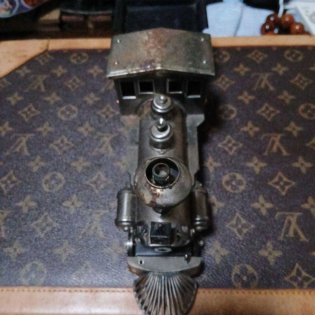 1864年製金属蒸気機関車