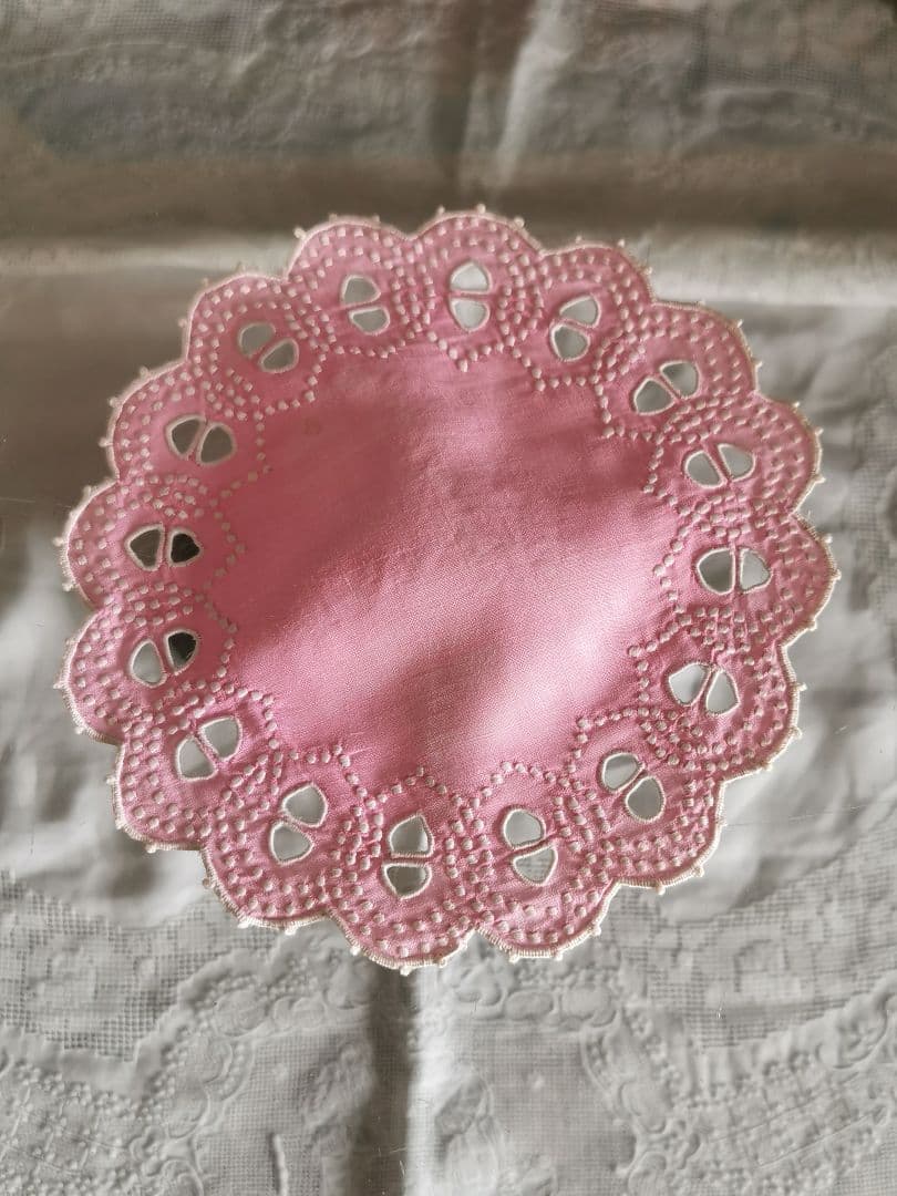 アンティーク フランス コーラルピンク オープンカットワーク＆白糸刺繍ドイリー