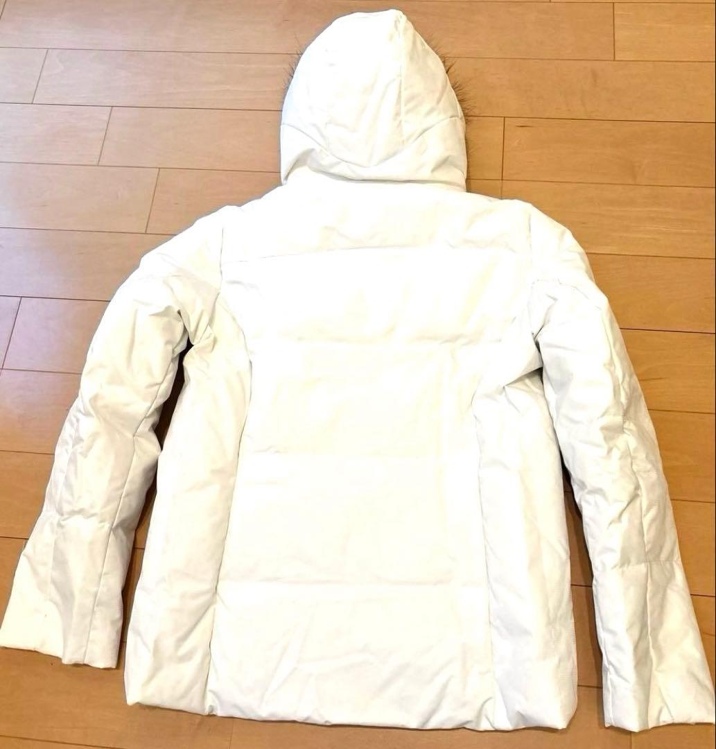 スキーウェアセット　ベージュファー付きホワイトジャケットとブラウンパンツ