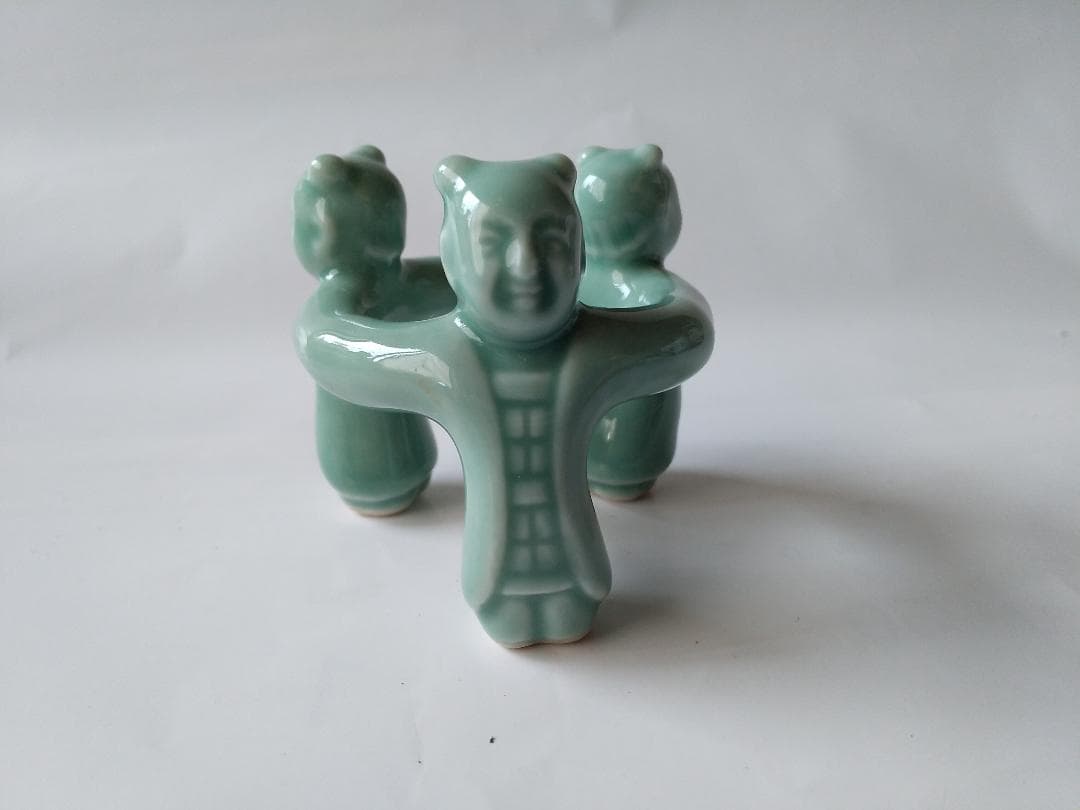 青磁 三閑人 三ツ人形 蓋置 陶芳 作 共箱 美品 です。