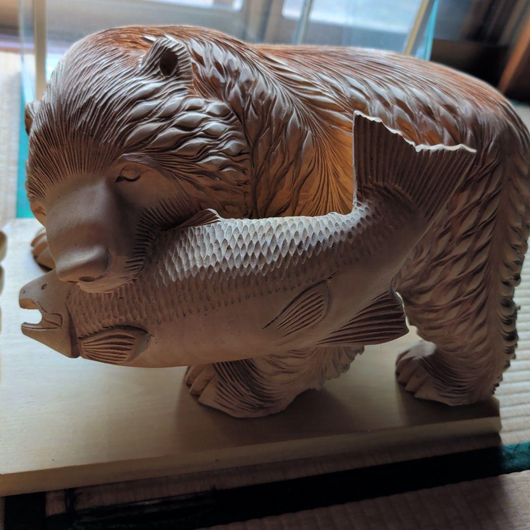 木製クマ彫刻 魚を持つ
