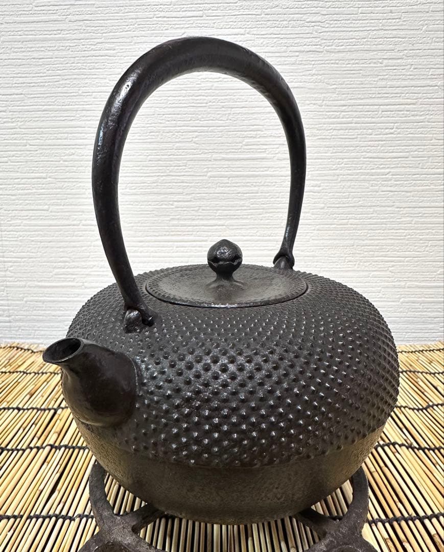 供箱等付属品付　南部藤枝工房　藤枝　昌行作　１２型アラレ　南部鉄瓶　南部鉄器