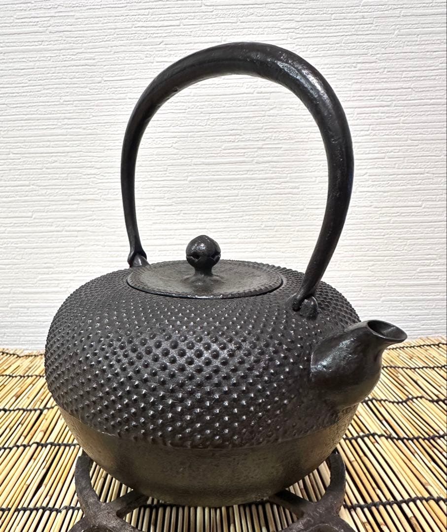 供箱等付属品付　南部藤枝工房　藤枝　昌行作　１２型アラレ　南部鉄瓶　南部鉄器