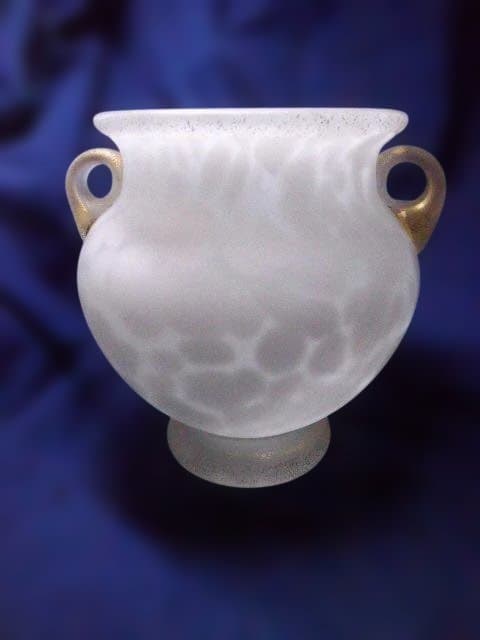 美品　高さ21センチの大きな岩田久利の代表作【雪牡丹】です。 手吹硝子 耳付花瓶