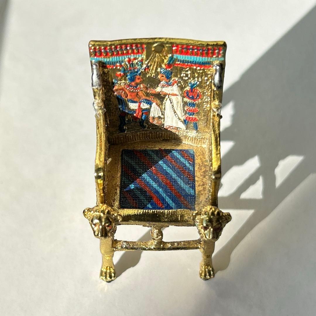 ツタンカーメン　玉座　アヌビス神