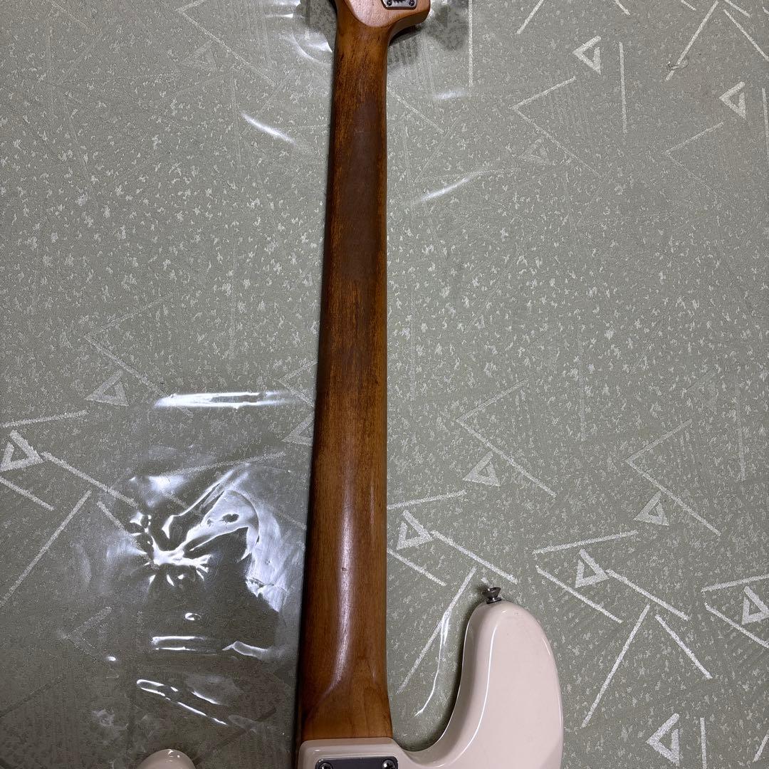 SquierとBUSKER'S プレベ(ネックを外して発送)