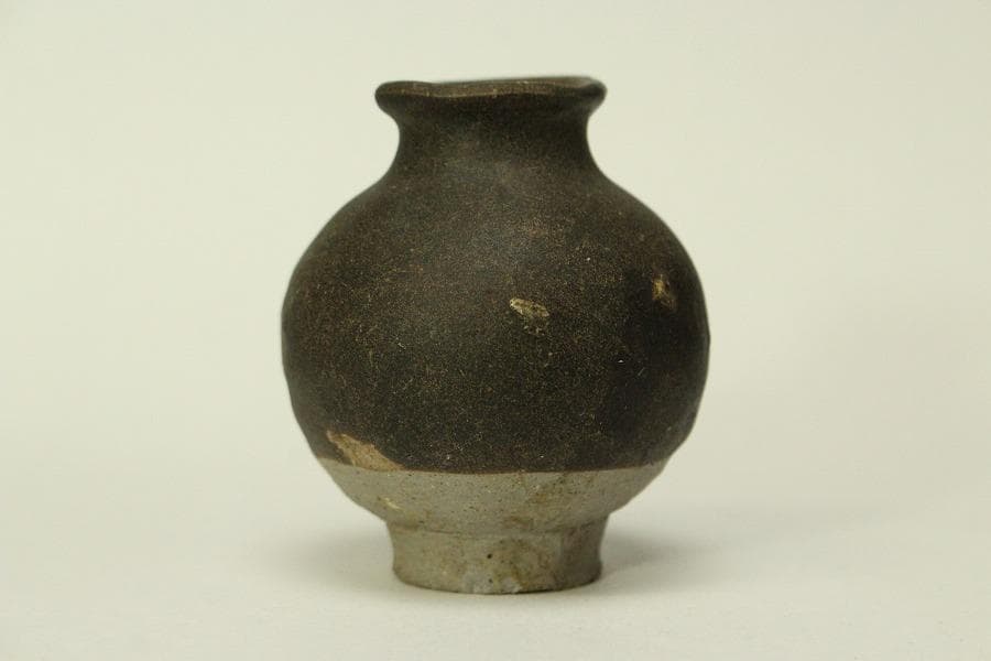 李朝 黒高麗 小壷 高6.2cm(LC521)