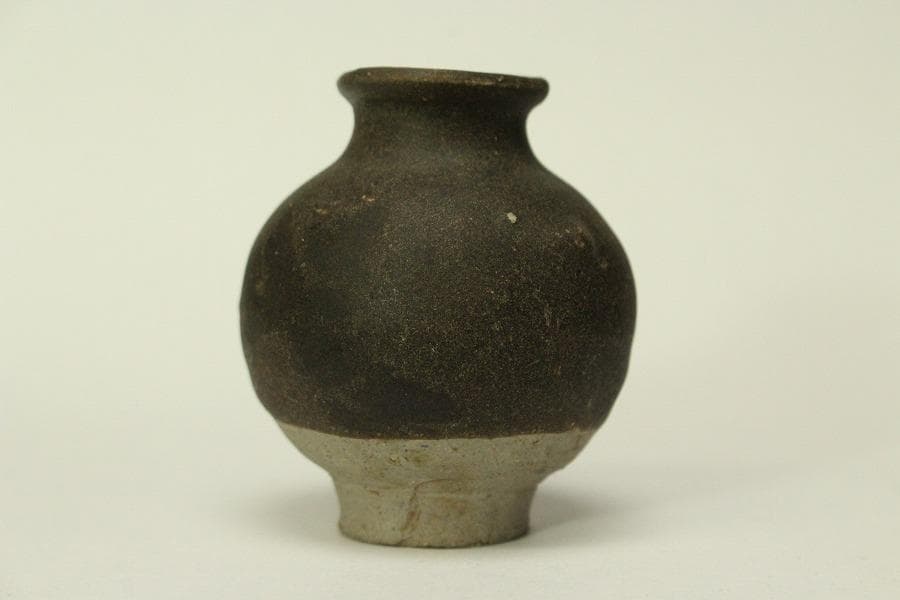 李朝 黒高麗 小壷 高6.2cm(LC521)