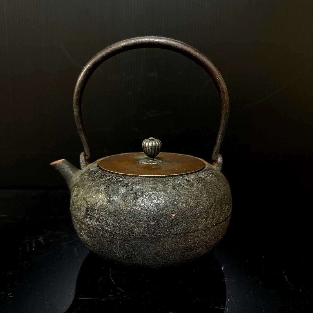 龍寿堂 浄寿 造 金象嵌提手 銀摘 平丸型 鉄瓶 茶道具