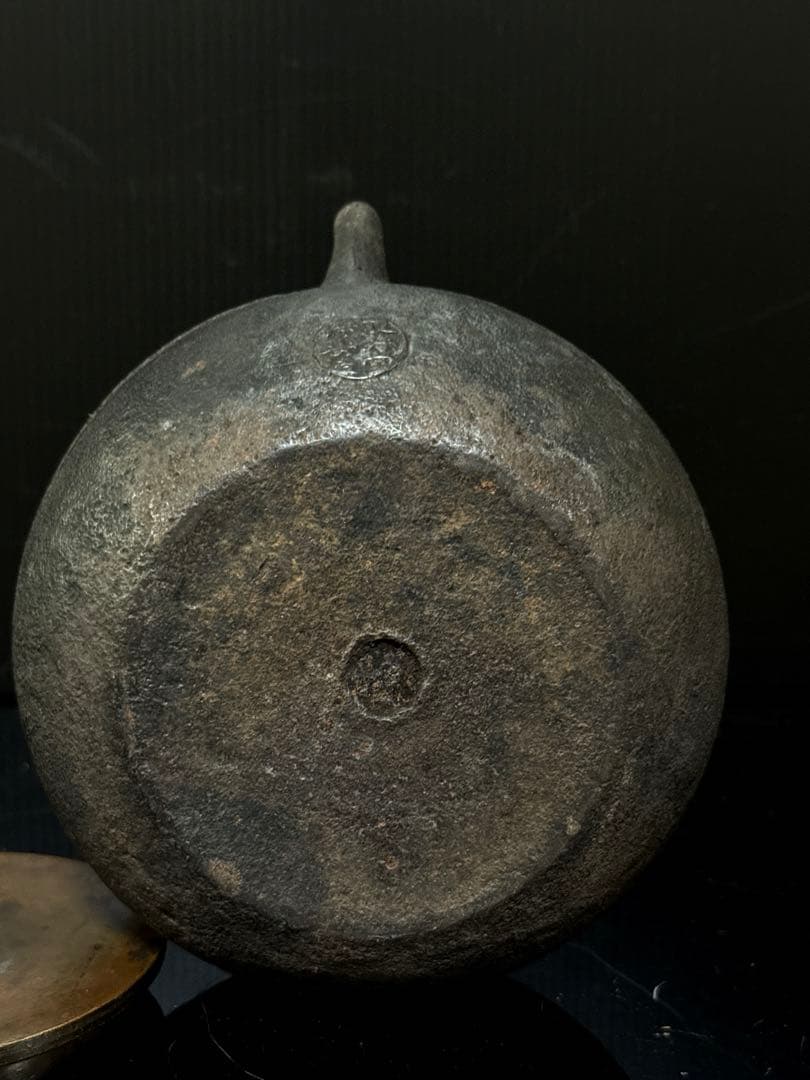 龍寿堂 浄寿 造 金象嵌提手 銀摘 平丸型 鉄瓶 茶道具