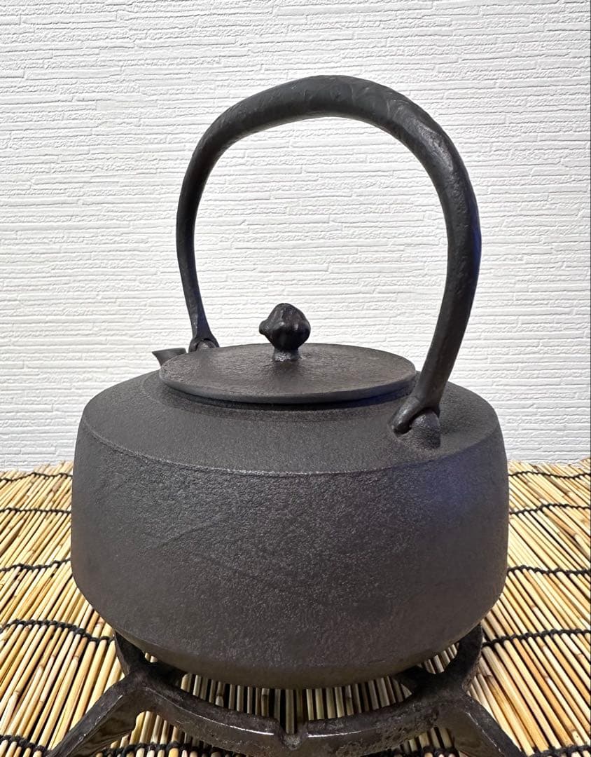 ＵＳＥＤ品 昭和期造　菊地保寿堂名人　菊池熊治作　１２型 梅文様 肩衝 南部鉄瓶