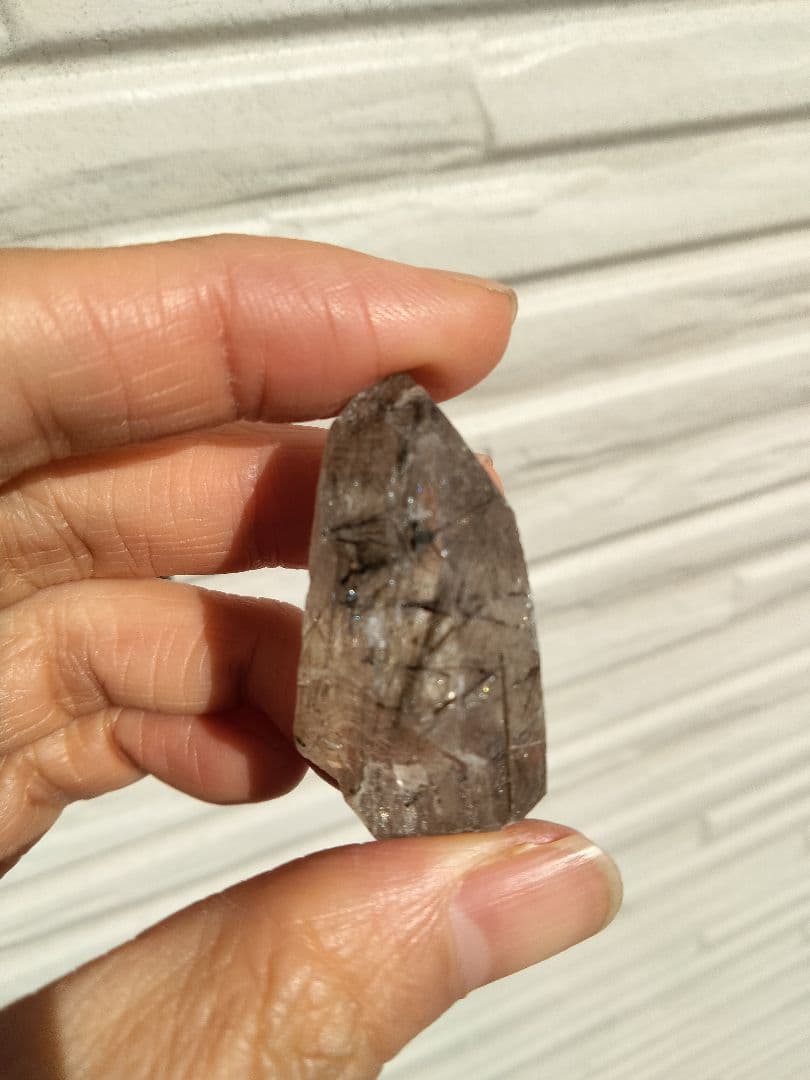 国産鉱物　山梨県　塩山竹森山　天然水晶　虹入り　トルマリン入り水晶　早い者勝ち