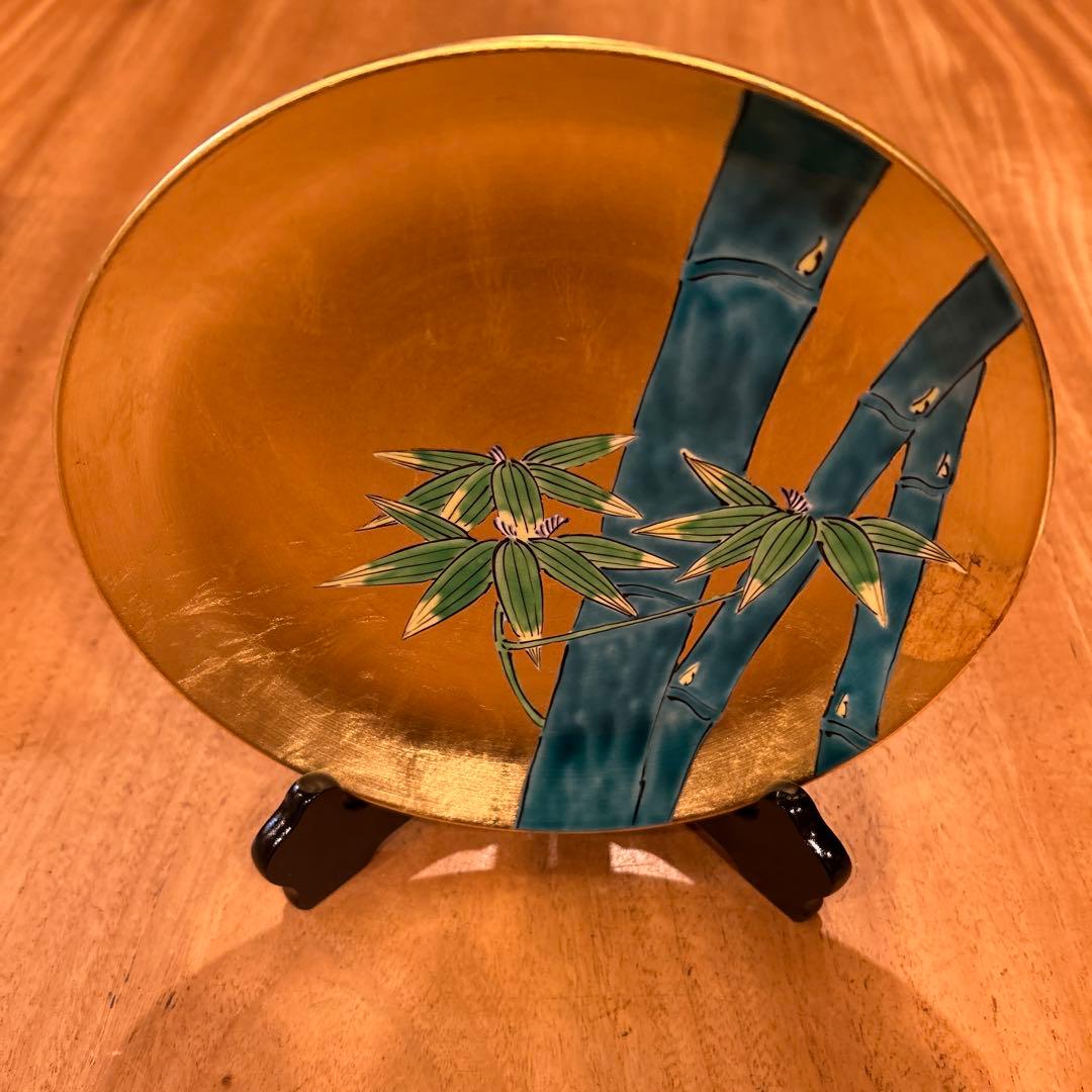 飾り皿　琥山窯　竹絵金箔推　皿立て箱付