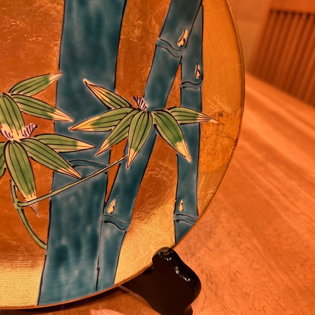 飾り皿　琥山窯　竹絵金箔推　皿立て箱付
