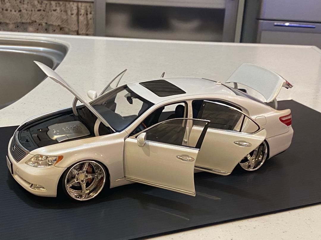 レクサス　LS460 1/18 スタンス21インチ ローダウンカスタム