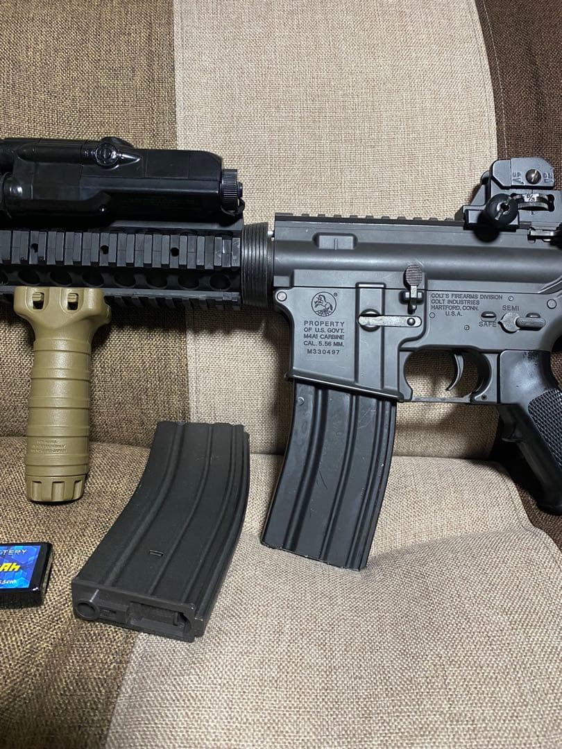 スタンダード電動ガン　M4A1美品　バッテリー、サブマガジンセット