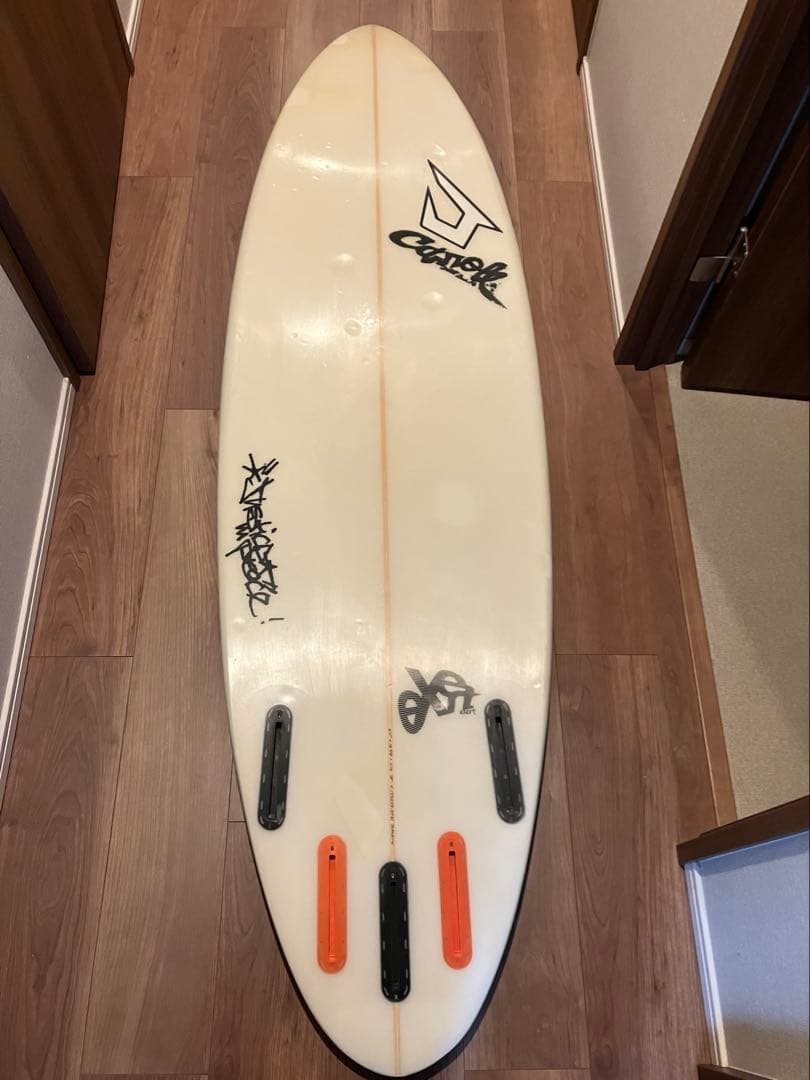 ショートボード 6'0\" x 18 5/8\" x 2 1/4\" フィン付き