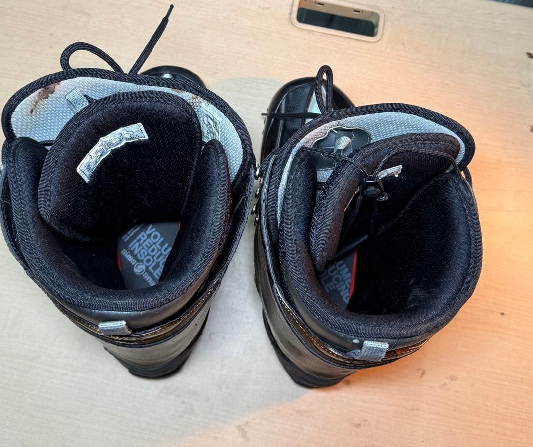 状態良好なブラックSIMSプロ仕様スノーボードブーツ、サイズ30CM