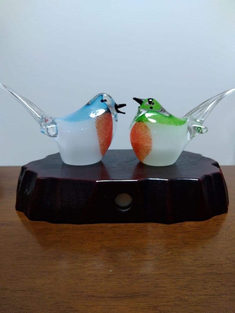 ガラス製の青緑の鳥の置物