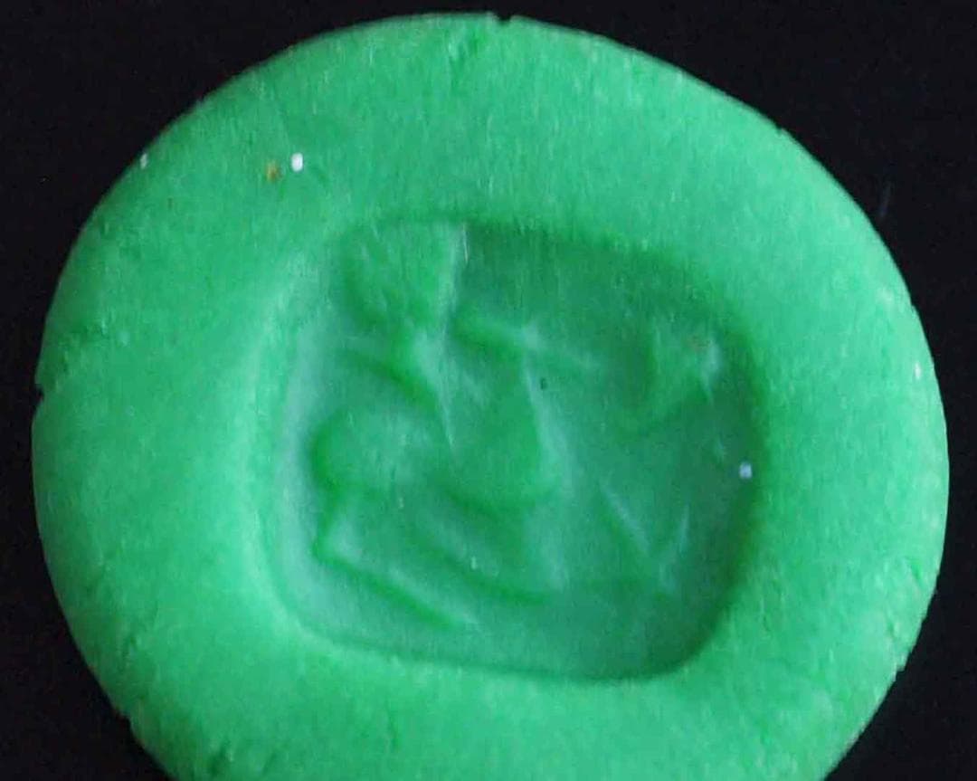 艶のある角型黒曜石に星と鹿を刻む、孔と取っ手付きスタンプ印章　古代近東印章事情