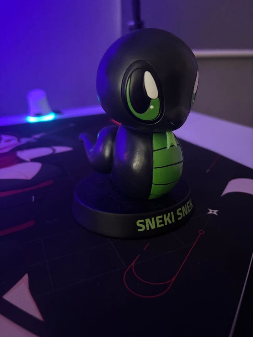 SNEKI SNEK フィギュア 黒と緑