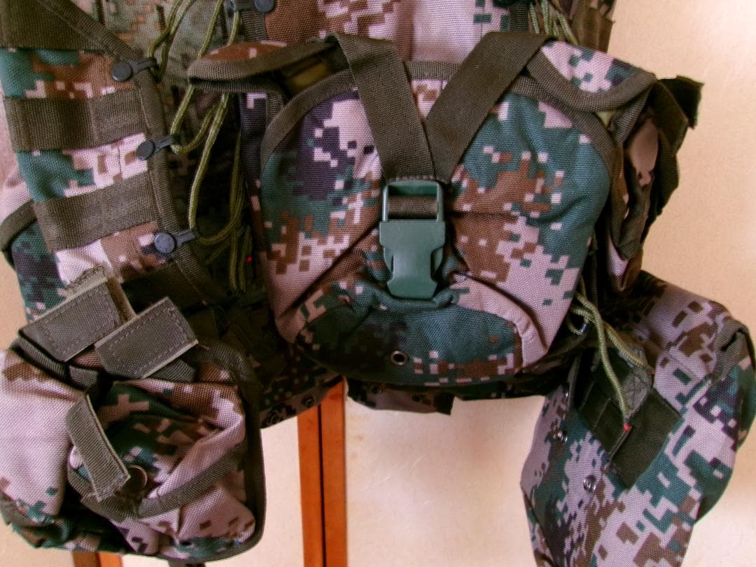 未使用　中国軍　06式　デジタル迷彩　タクティカルベスト　マガジンポーチ