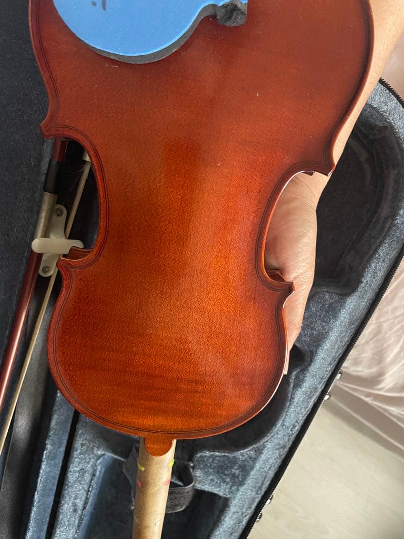茶色のバイオリンと黒いケース