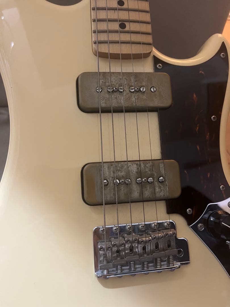 オ*中様 Fender エレキギター アイボリー