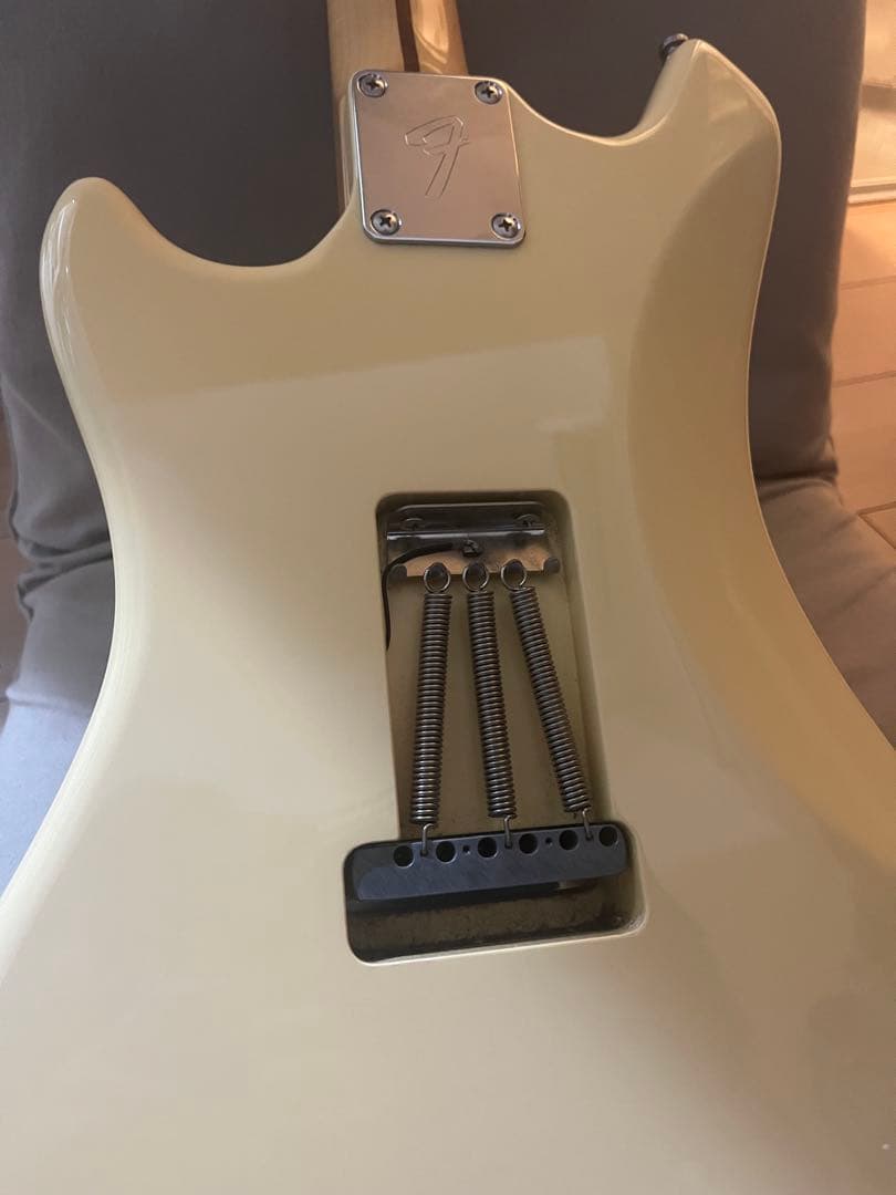 オ*中様 Fender エレキギター アイボリー