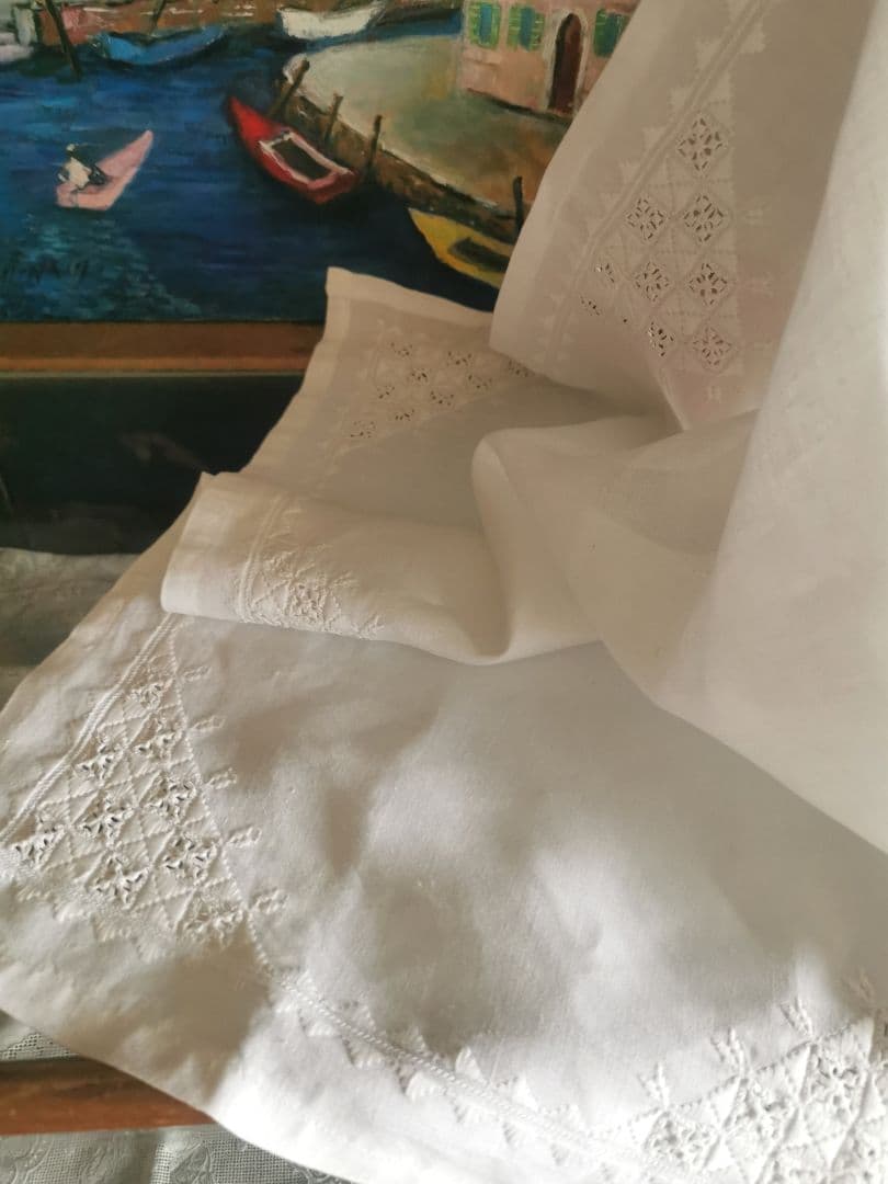 アンティーク ハーダンガー風 盛上げ＆透かし手刺繍クロス とろみのある上質リネン