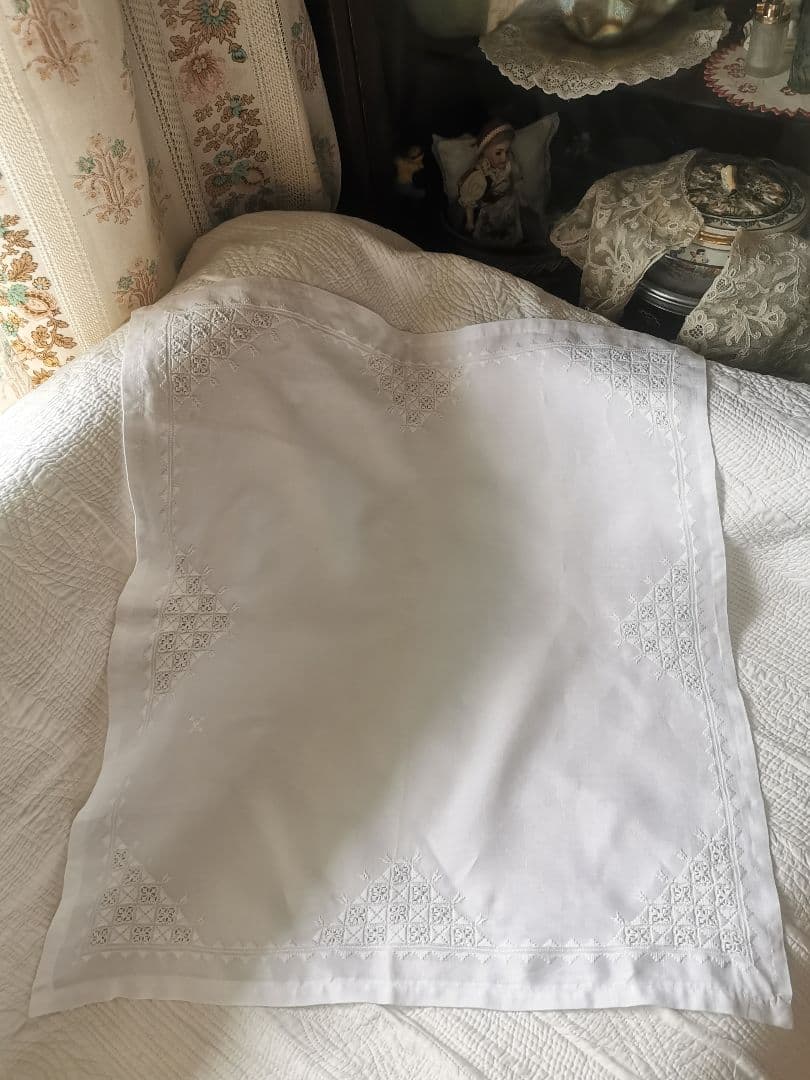 アンティーク ハーダンガー風 盛上げ＆透かし手刺繍クロス とろみのある上質リネン