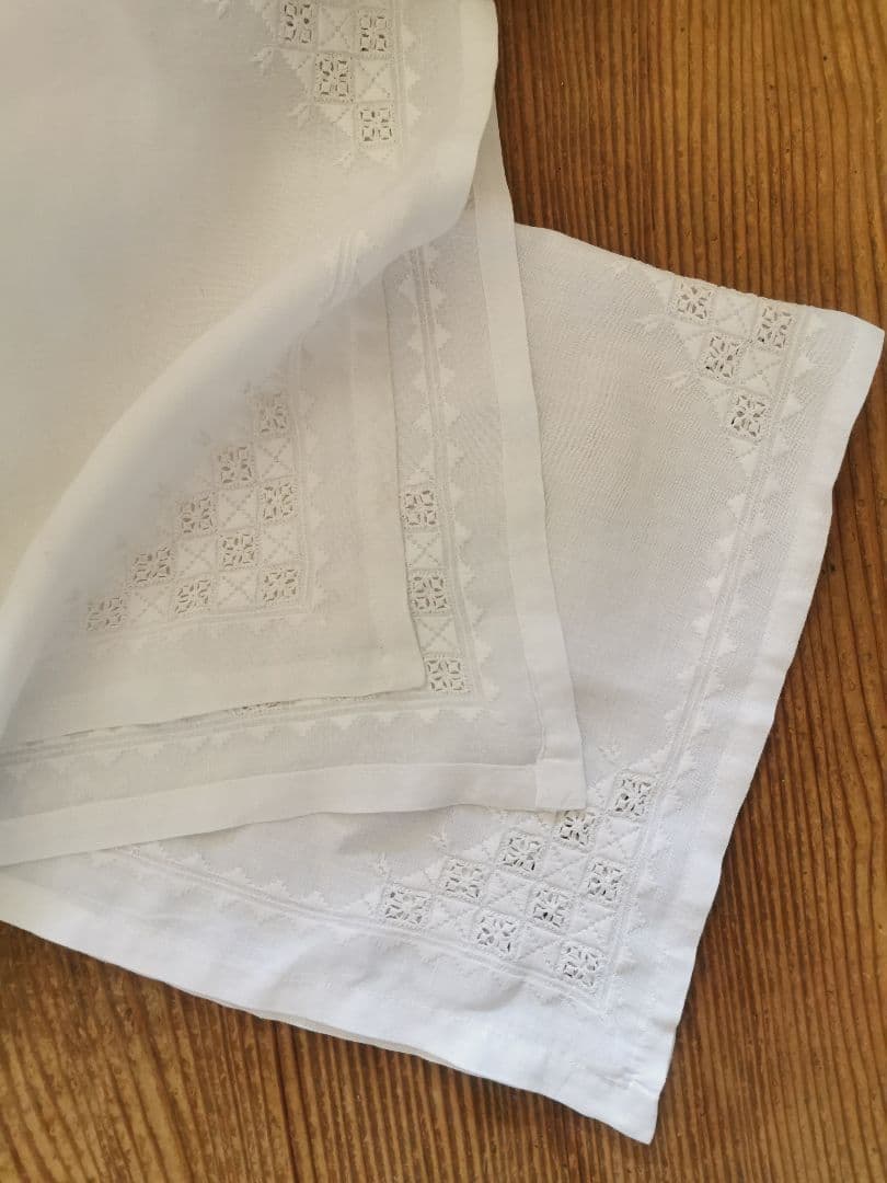 アンティーク ハーダンガー風 盛上げ＆透かし手刺繍クロス とろみのある上質リネン