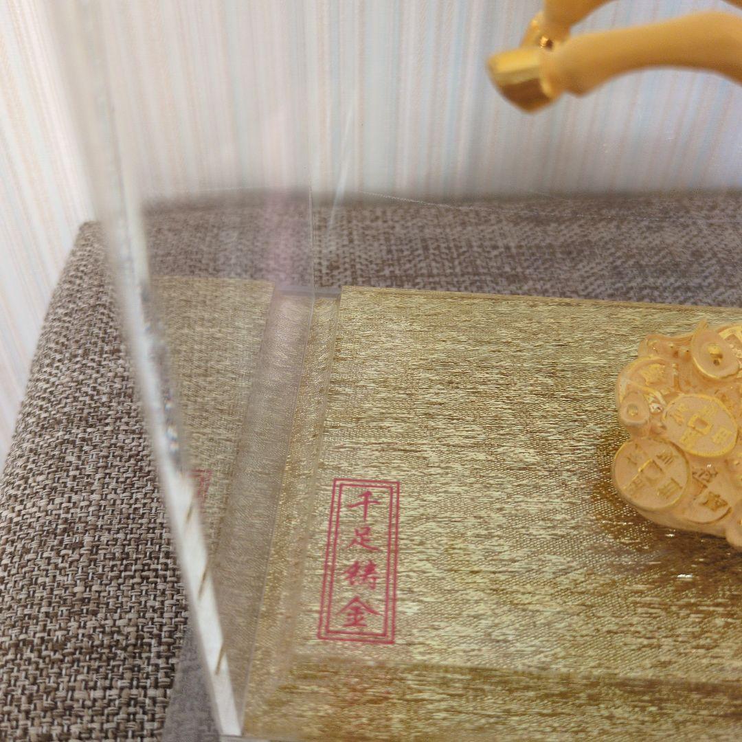 金色の馬の彫刻 アクリルケース入り