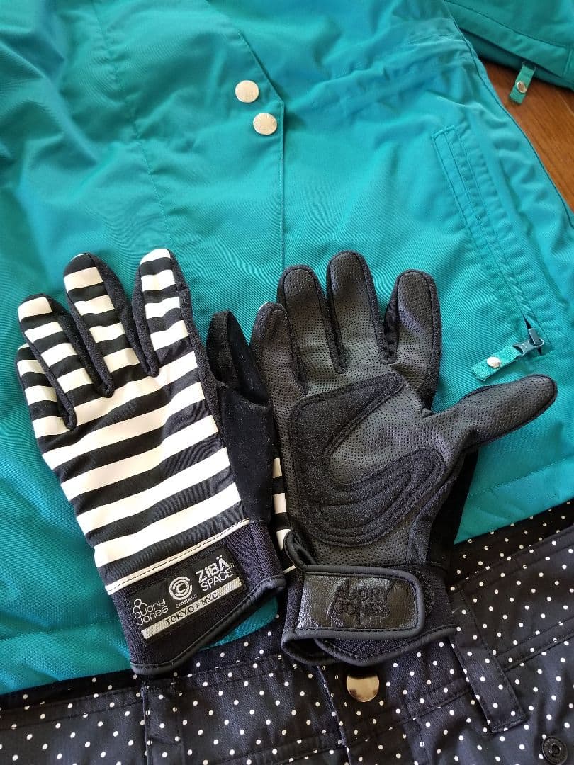 スノーボードウェア 上下セット＋グローブ付き