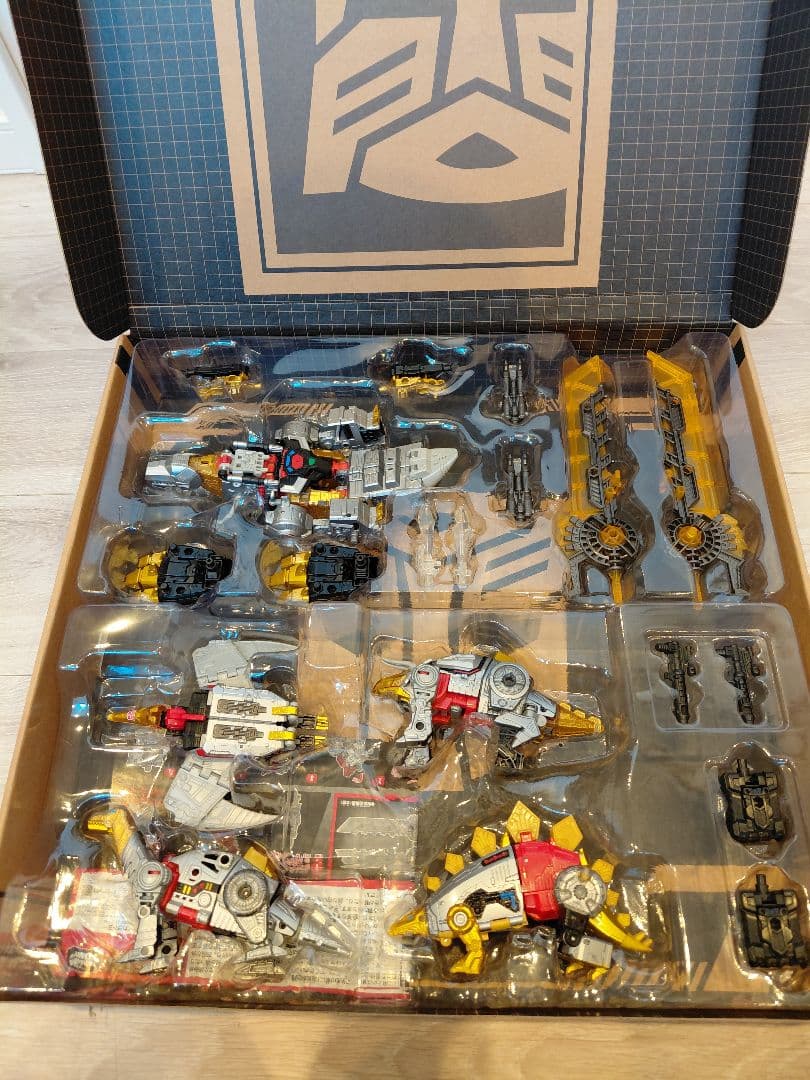 トランスフォーマータカラトミーモール限定　ジェネレーションセレクト　ボルカニカス