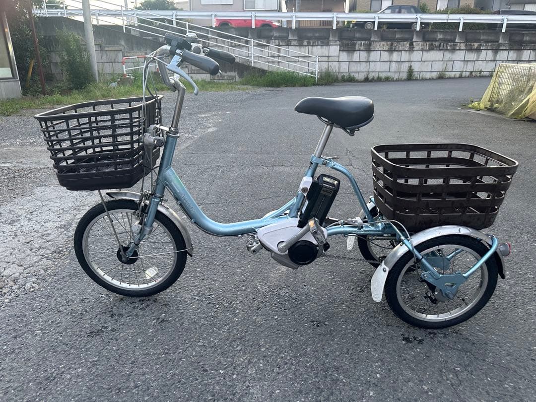 水色の三輪電動アシスト自転車