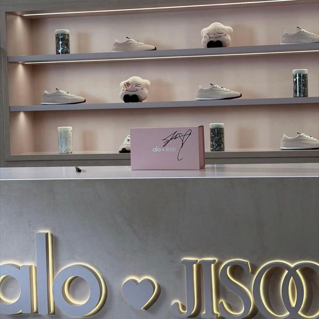 BLACKPINK ジス alo コラボ シューモン キーホルダー 限定モデル