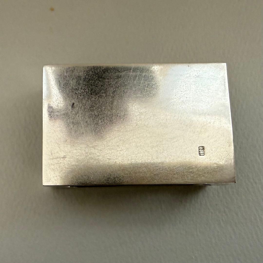 アンティーク銀器純銀マッチ入れ　鎚目に菊模様の彫り