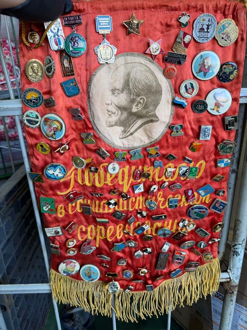 レーニン肖像画付き　バッチ　ロシア　希少品