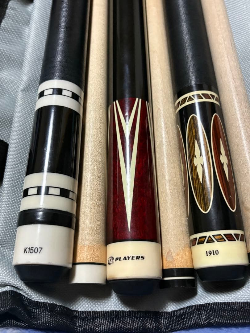 ビリヤードキュー３本 キューケースと付属品 のセット販売です