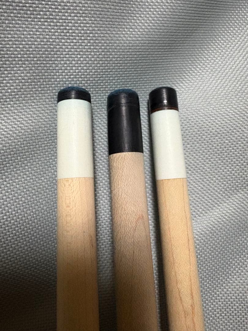 ビリヤードキュー３本 キューケースと付属品 のセット販売です