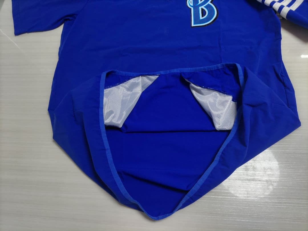 横浜DeNAベイスターズ　アップジャケット　DESCENTE