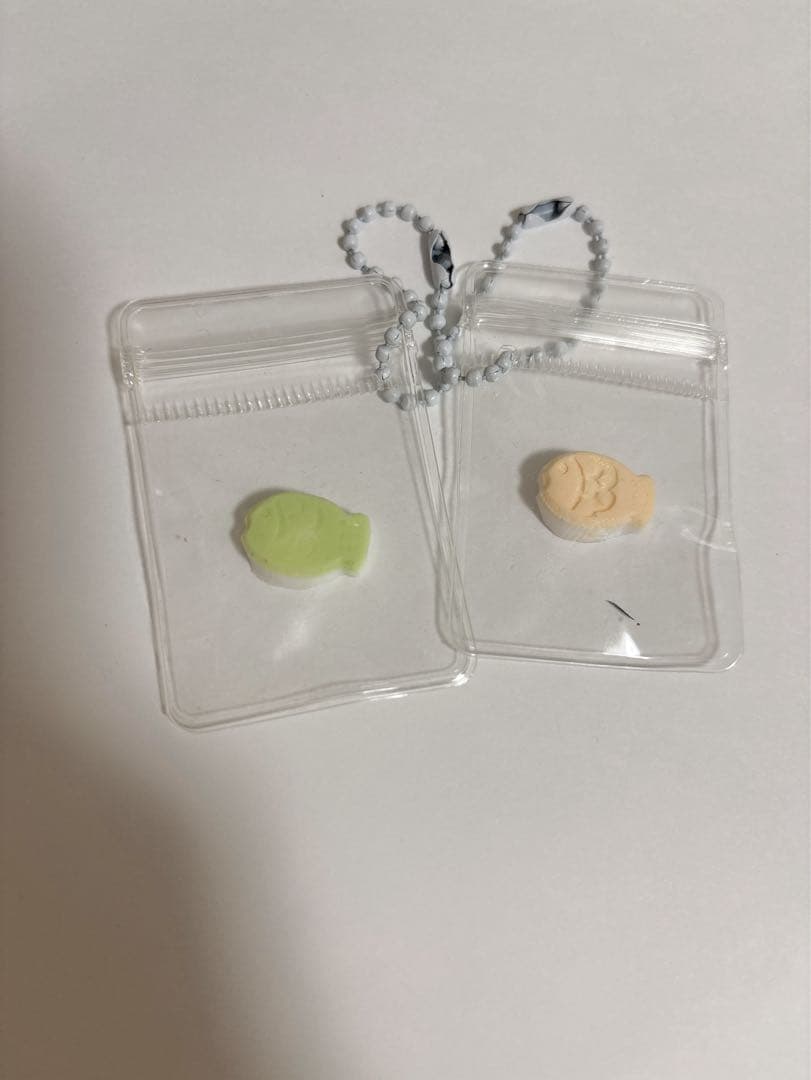 魚の形のプラスチックキーホルダー2個セット