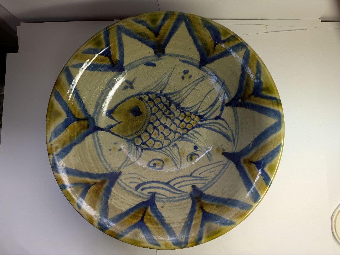 【真作】沖縄壺屋焼、仁王窯、小橋川仁王作、『魚文飾鉢』、銘「仁王」、皿立付、箱無