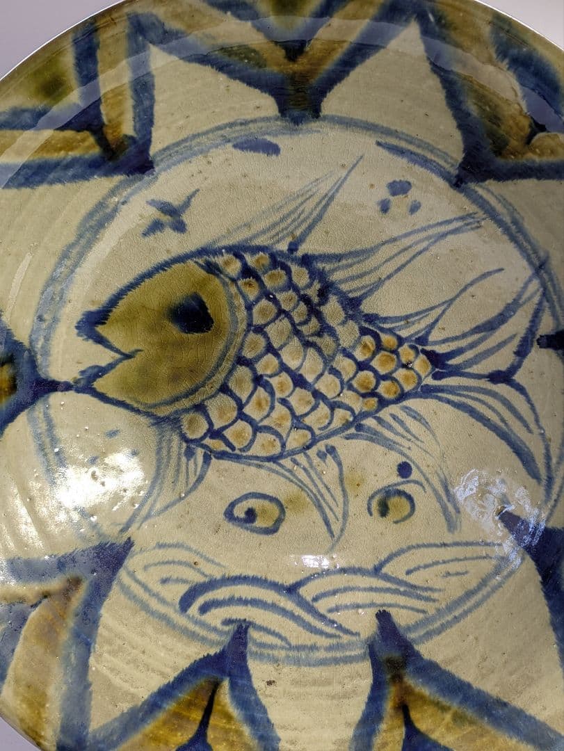 【真作】沖縄壺屋焼、仁王窯、小橋川仁王作、『魚文飾鉢』、銘「仁王」、皿立付、箱無