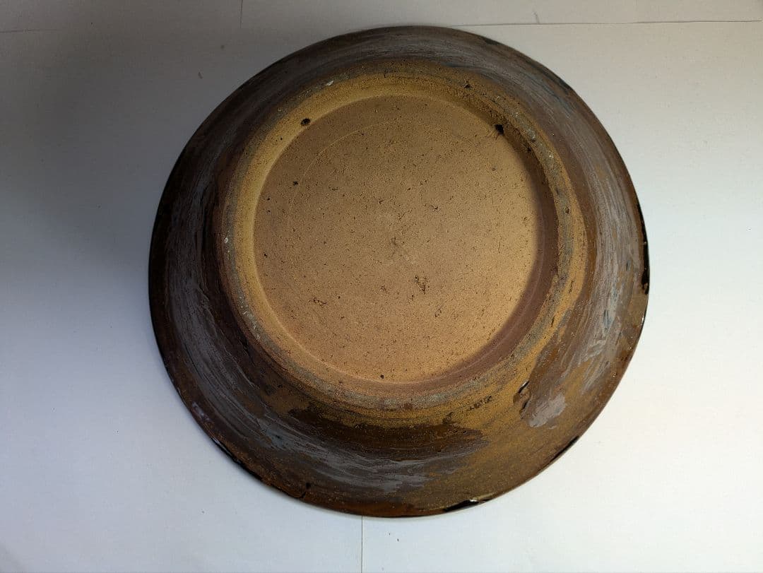 【真作】沖縄壺屋焼、仁王窯、小橋川仁王作、『魚文飾鉢』、銘「仁王」、皿立付、箱無