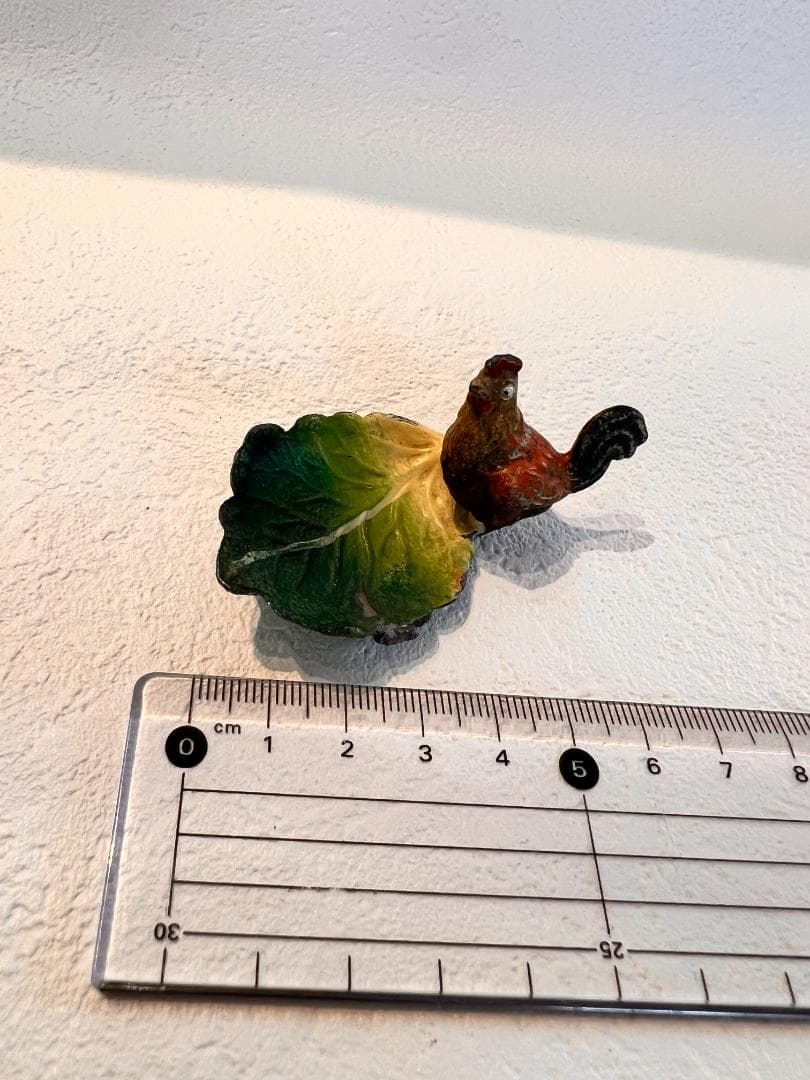 ミニチュアのフィギュア　 葉ににわとり　ビエナブロンズ