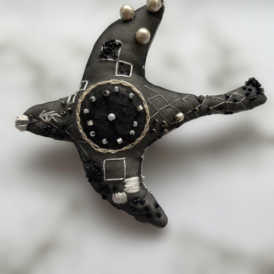 アート　ブローチ　鳥　時計　布　ビーズ　刺繍　芸術